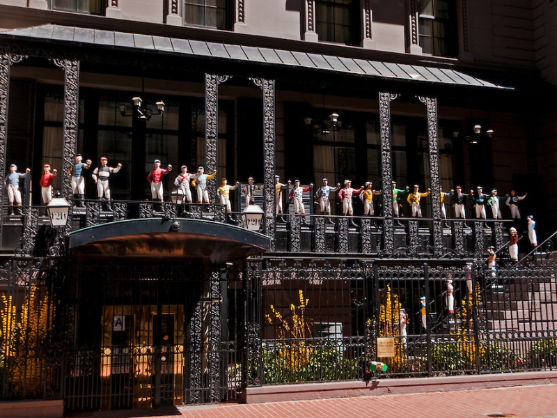 21 Club, restaurant and former prohibition-era speakeasy, painted cast iron lawn jockey statues, 21 West 52nd Street, Manhattan, New York City, New York, USA