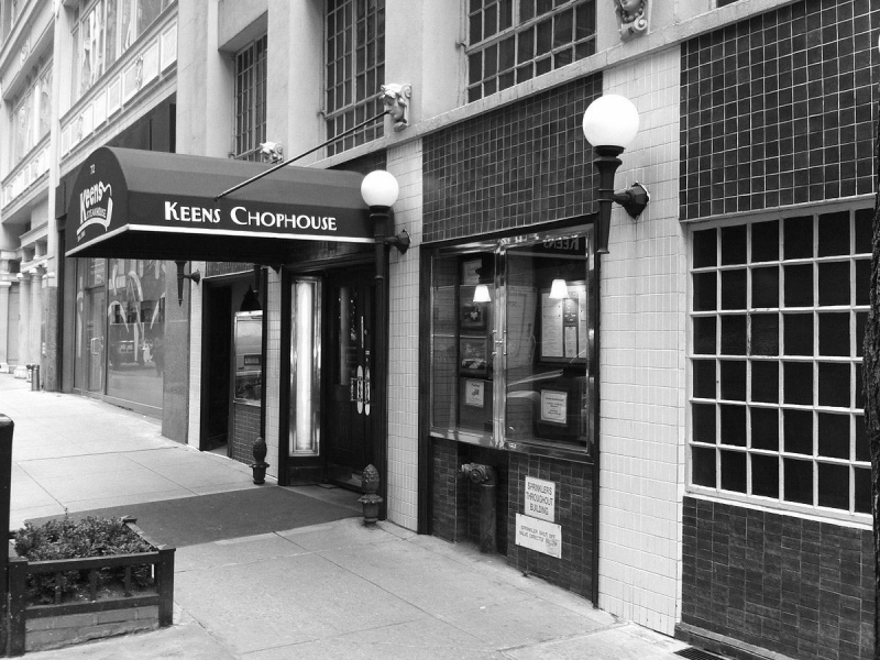 Keens_Steakhouse_(Manhattan,_New_York)_001.jpg